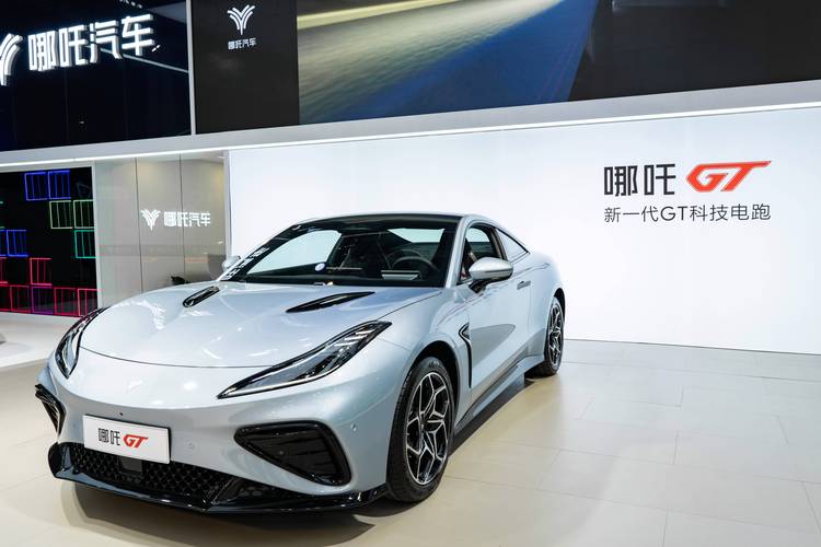 成都264哪吒汽车在智能汽车领域的表现，领途汽车在新能源汽车市场中的影响力